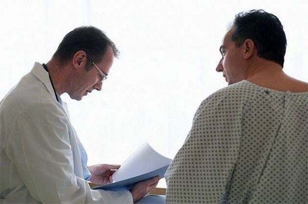 medikuak prostatitisaren aurkako botikak errezetatzen dizkio pazienteari